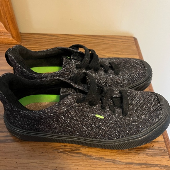 Cariuma Shoes - Cariuma Black Gray Casual woven bamboo knit IBI Sneakers. Sustainable